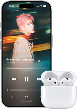 iPhone อยู่ข้าง AirPods ที่อยู่ในเคสชาร์จ, เคสเปิดอยู่