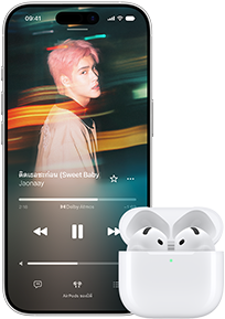 iPhone อยู่ข้าง AirPods ที่อยู่ในเคสชาร์จ, เคสเปิดอยู่