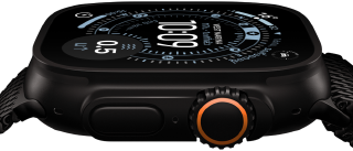 Apple Watch Ultra 3, ภายนอกด้านข้าง, ตัวเรือนไทเทเนียมดำ, เข็มทิศบนหน้าปัดนาฬิกาโอเรียนเทียริ่ง, ปุ่มด้านข้างและ Digital Crown