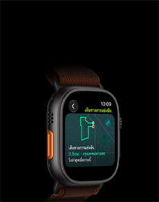 Apple Watch Ultra 4, ตัวเรือนไทเทเนียม, สีดำ, คุณสมบัติเส้นทางการแข่งขันพร้อมแผนที่เส้นทางการวิ่ง, ภายนอกด้านซ้าย, ปุ่มแอ็คชั่น, สายแบบ Alpine Loop, สีเบอร์กันดี