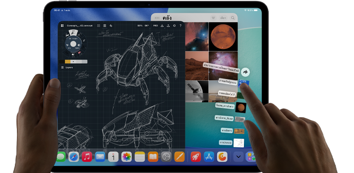 iPad Pro สีดำสเปซแบล็ค มือซ้ายถืออุปกรณ์ มือขวาใช้คำสั่งนิ้วการชี้เพื่อปรับแต่งหน้าต่างหลายแอปที่เปิดอยู่ซึ่งมีทั้งแอปวาดภาพที่มีภาพสเก็ตช์การออกแบบทางกลไก คลังรูปภาพของดาวเคราะห์และภาพอวกาศ รวมถึงโฟลเดอร์ดาวน์โหลดที่กางออกแบบพัด