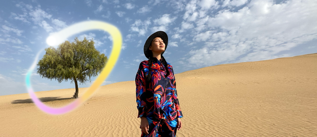 iPad Pro, จอภาพภายนอกด้านหน้าที่มีพื้นหลังสีน้ำเงินเข้มและสีเขียวไล่ระดับ พร้อมแอปหลายแอปที่เปิดอยู่, มือข้างหนึ่งถือ Apple Pencil Pro กำลังวาดวงกลมรอบภาพสเก็ตช์ที่แสดงคุณสมบัติไม้เสกภาพของ Apple Intelligence