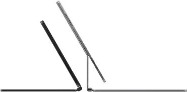 อุปกรณ์ iPad Pro จำนวน 2 เครื่องที่ติดเข้ากับ Magic Keyboard, ตัวเครื่องภายนอกด้านข้าง, รูปทรงที่บาง, สีดำสเปซแบล็ค พร้อมลำโพงและพอร์ต USB-C, เอียงเปิดครึ่งหนึ่ง, สีเงิน, เปิดกางอยู่, เอียงไปด้านหลังเพื่อแสดงดีไซน์แบบยกลอยที่ปรับเอนได้ของคีย์บอร์ด, ลำโพง และไมโครโฟน
