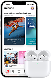 iPhone 17e, ภายนอกด้านหน้า, แอป Apple Music ที่เปิดอยู่ในหน้าจอโฮม, ถัดจาก AirPods Pro 3 ในเคสชาร์จ MagSafe ที่เปิดอยู่