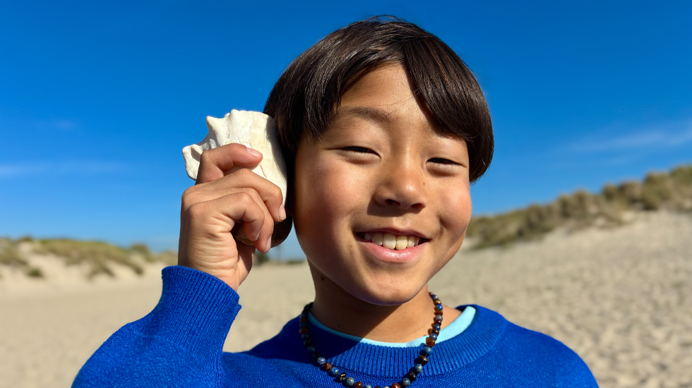 ภาพที่ถ่ายด้วยกล้อง Fusion 48MP, คุณสมบัติภาพถ่ายบุคคลเจเนอเรชั่นถัดไปขณะกำลังใช้งาน, โฟกัสที่ใบหน้าของบุคคลหนึ่ง