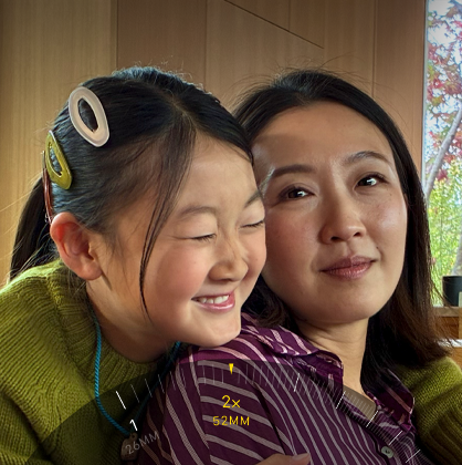 คุณสมบัติเทเลโฟโต้ 2 เท่าขณะกำลังใช้งาน, ซูมเข้าไปยังภูเขาที่ปกคลุมไปด้วยต้นไม้และพืชพรรณ