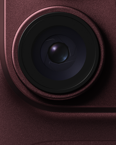 เลนส์ที่ปรับรูรับแสงได้ของกล้องหลักแสดงอยู่บน iPhone 18 Pro สีเบอร์กันดี