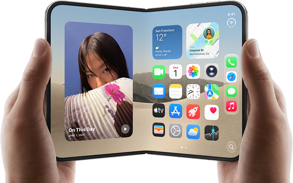 iPhone Duo, สีสตาร์ไวท์, ถืออยู่ในมือสองข้างในแนวนอน, กางเปิดอยู่, หน้าจอด้านในแสดงรูปภาพทางด้านซ้าย, แอปทางด้านขวา