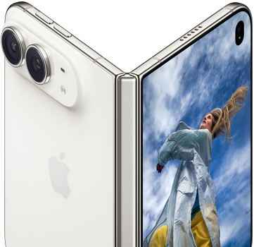 iPhone Duo ที่กางเปิดบางส่วนเหมือนหนังสือมีกลไกบานพับอยู่ตรงกลาง, แผงด้านหลังภายนอกด้านซ้ายมีโลโก้ Apple และกล้องคู่, จอภาพด้านนอกทางด้านขวาแสดงภาพถ่ายบุคคลของบุคคลที่มีผมบลอนด์