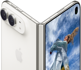 iPhone Duo ที่กางเปิดบางส่วนเหมือนหนังสือมีกลไกบานพับอยู่ตรงกลาง, แผงด้านหลังภายนอกด้านซ้ายมีโลโก้ Apple และกล้องคู่, จอภาพด้านนอกทางด้านขวาแสดงภาพถ่ายบุคคลของบุคคลที่มีผมบลอนด์