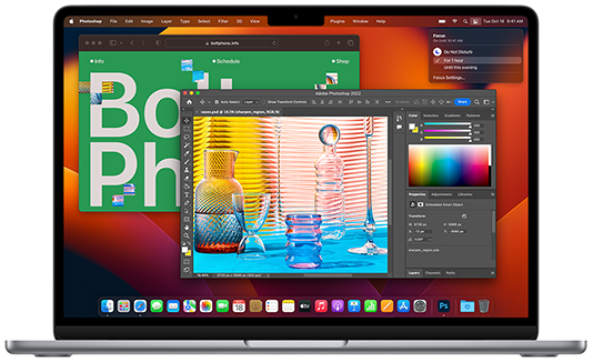 แสดงภาพผู้ใช้กำลังแก้ไขรูปภาพด้วย Adobe Photoshop บน MacBook Air