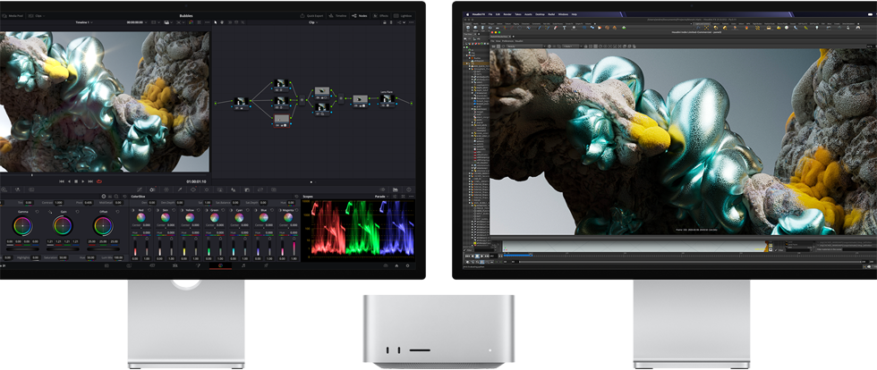 จอภาพ Studio Display และ Studio Display XDR โดยวางอยู่ด้านข้างของ Mac Studio แต่ละข้าง, แสดงพื้นที่ทำงานของศิลปิน พร้อมซอฟต์แวร์และเครื่องมือสร้างโมเดล 3D