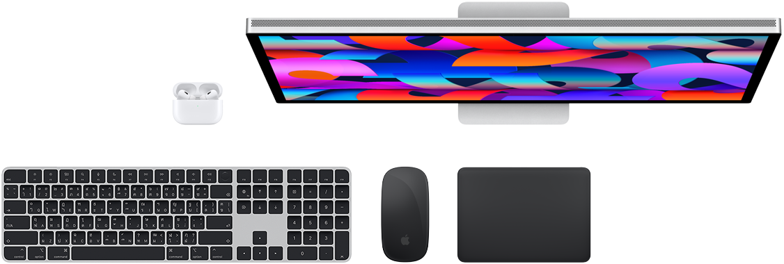 มุมมองด้านบนของอุปกรณ์เสริมต่างๆ ของ Mac ซึ่งได้แก่ Studio Display, AirPods, Magic Keyboard, Magic Mouse และ Magic Trackpad
