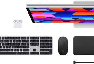 มุมมองด้านบนของอุปกรณ์เสริมต่างๆ ของ Mac ซึ่งได้แก่ Studio Display, AirPods, Magic Keyboard, Magic Mouse และ Magic Trackpad
