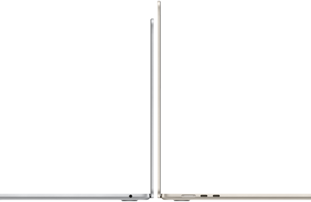 มุมมองด้านข้างของ MacBook Air รุ่น 13 นิ้ว และ 15 นิ้ว สีเงินและสีสตาร์ไลท์ที่เปิดกางอยู่และวางหันหลังชนกัน