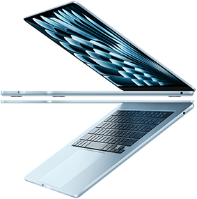 แล็ปท็อป MacBook Air สองเครื่องสีสกายบลูที่กางเปิดอยู่และเรียงเป็นรูปลูกศร เน้นให้เห็นรูปทรงที่เพรียวบาง