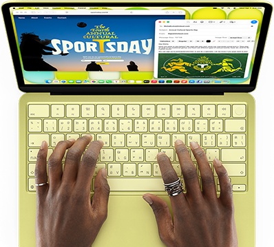 MacBook Neo, สีซิตรัส, มือวางบนคีย์บอร์ด, ผู้ใช้กำลังเขียนอีเมลเชิญเข้าร่วมกิจกรรมกีฬา, เว็บไซต์ของกิจกรรมเปิดอยู่ข้างๆ