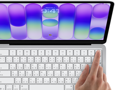 MacBook Neo, สีเงิน, แสดงหน้าจอการเข้าสู่ระบบ, นิ้วของบุคคลวางอยู่บนเซ็นเซอร์ Touch ID ที่มุมขวาบนของคีย์บอร์ด