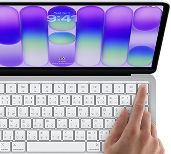 MacBook Neo, สีเงิน, แสดงหน้าจอการเข้าสู่ระบบ, นิ้วของบุคคลวางอยู่บนเซ็นเซอร์ Touch ID ที่มุมขวาบนของคีย์บอร์ด