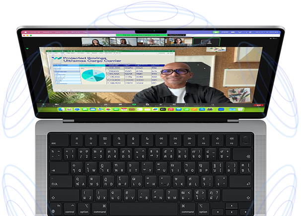 MacBook Pro ที่มีรูปวงกลมสีฟ้าล้อมรอบเพื่อบ่งบอกถึงความรู้สึกแบบ 3D ของระบบเสียงตามตำแหน่ง และบนหน้าจอเป็นภาพของบุคคลหนึ่งที่ใช้คุณสมบัติการซ้อนทับของผู้นำเสนอในการประชุมแบบวิดีโอด้วยแอป Zoom เพื่อให้ตนเองอยู่หน้าคอนเทนต์ที่กำลังนำเสนอ