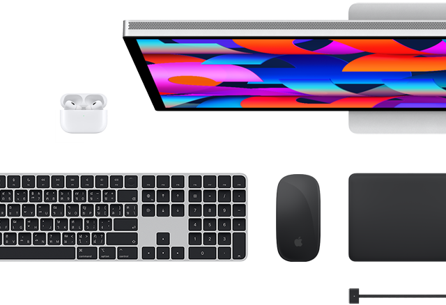 มุมมองด้านบนของอุปกรณ์เสริม Mac หลายชิ้น ได้แก่ Studio Display, Magic Keyboard, Magic Mouse, Magic Trackpad, AirPods และสายชาร์จ MagSafe