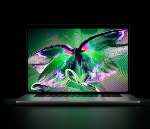 MacBook Pro พร้อมจอภาพ PROLED XDR, ฝาเปิดอยู่, สีดำสเปซแบล็ค, จอภาพแสดงภาพที่มีคอนทราสต์สูงและรายละเอียดที่ชัดเจนพร้อมสีสันที่สดใส, หน้าจอส่องสว่างไปบนคีย์บอร์ด