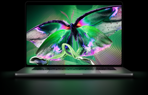 MacBook Pro พร้อมจอภาพ PROLED XDR, ฝาเปิดอยู่, สีดำสเปซแบล็ค, จอภาพแสดงภาพที่มีคอนทราสต์สูงและรายละเอียดที่ชัดเจนพร้อมสีสันที่สดใส, หน้าจอส่องสว่างไปบนคีย์บอร์ด