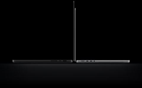 MacBook Pro รุ่น 16 นิ้ว พร้อมจอภาพ PROLED XDR, ฝาเปิดอยู่, สีดำสเปซแบล็ค, ภายนอกด้านขวามี 3 พอร์ต, ข้อความเขียนว่า: 1.82 กิโลกรัม, MacBook Pro รุ่น 14 นิ้ว พร้อมจอภาพ PROLED XDR, ฝาเปิดอยู่, สีเงิน, ภายนอกด้านซ้ายมี 4 พอร์ต, ข้อความเขียนว่า: 1.38 กิโลกรัม