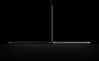 MacBook Pro รุ่น 16 นิ้ว พร้อมจอภาพ PROLED XDR, ฝาเปิดอยู่, สีดำสเปซแบล็ค, ภายนอกด้านขวามี 3 พอร์ต, ข้อความเขียนว่า: 1.82 กิโลกรัม, MacBook Pro รุ่น 14 นิ้ว พร้อมจอภาพ PROLED XDR, ฝาเปิดอยู่, สีเงิน, ภายนอกด้านซ้ายมี 4 พอร์ต, ข้อความเขียนว่า: 1.38 กิโลกรัม