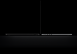 MacBook Pro รุ่น 16 นิ้ว พร้อมจอภาพ PROLED XDR, ฝาเปิดอยู่, สีดำสเปซแบล็ค, ภายนอกด้านขวามี 3 พอร์ต, ข้อความเขียนว่า: 1.82 กิโลกรัม, MacBook Pro รุ่น 14 นิ้ว พร้อมจอภาพ PROLED XDR, ฝาเปิดอยู่, สีเงิน, ภายนอกด้านซ้ายมี 4 พอร์ต, ข้อความเขียนว่า: 1.38 กิโลกรัม