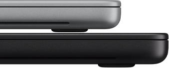 MacBook Pro รุ่น 14 นิ้ว พร้อมจอภาพ PROLED XDR, สีเงิน, วางซ้อนอยู่บนรุ่น 16 นิ้ว, สีดำสเปซแบล็ค, แสดงความแตกต่างของขนาด