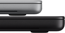 MacBook Pro รุ่น 14 นิ้ว พร้อมจอภาพ PROLED XDR, สีเงิน, วางซ้อนอยู่บนรุ่น 16 นิ้ว, สีดำสเปซแบล็ค, แสดงความแตกต่างของขนาด
