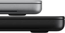 MacBook Pro รุ่น 14 นิ้ว พร้อมจอภาพ PROLED XDR, สีเงิน, วางซ้อนอยู่บนรุ่น 16 นิ้ว, สีดำสเปซแบล็ค, แสดงความแตกต่างของขนาด