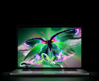 MacBook Pro พร้อมจอภาพ PROLED XDR, ฝาเปิดอยู่, สีดำสเปซแบล็ค, จอภาพแสดงภาพที่มีคอนทราสต์สูงและรายละเอียดที่ชัดเจนพร้อมสีสันที่สดใส, หน้าจอส่องสว่างไปบนคีย์บอร์ด