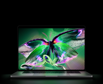 MacBook Pro พร้อมจอภาพ PROLED XDR, ฝาเปิดอยู่, สีดำสเปซแบล็ค, จอภาพแสดงภาพที่มีคอนทราสต์สูงและรายละเอียดที่ชัดเจนพร้อมสีสันที่สดใส, หน้าจอส่องสว่างไปบนคีย์บอร์ด