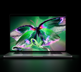 MacBook Pro พร้อมจอภาพ PROLED XDR, ฝาเปิดอยู่, สีดำสเปซแบล็ค, จอภาพแสดงภาพที่มีคอนทราสต์สูงและรายละเอียดที่ชัดเจนพร้อมสีสันที่สดใส, หน้าจอส่องสว่างไปบนคีย์บอร์ด