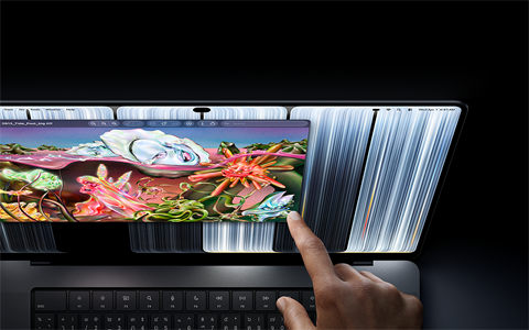 MacBook Pro พร้อมจอภาพ PROLED XDR, สีดำสเปซแบล็ค, ผู้ใช้ปรับขนาดหน้าต่างบนหน้าจอด้วยปลายนิ้ว