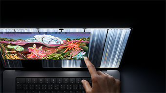 MacBook Pro พร้อมจอภาพ PROLED XDR, สีดำสเปซแบล็ค, ผู้ใช้ปรับขนาดหน้าต่างบนหน้าจอด้วยปลายนิ้ว