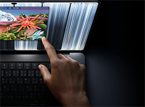 MacBook Pro พร้อมจอภาพ PROLED XDR, สีดำสเปซแบล็ค, ผู้ใช้ปรับขนาดหน้าต่างบนหน้าจอด้วยปลายนิ้ว