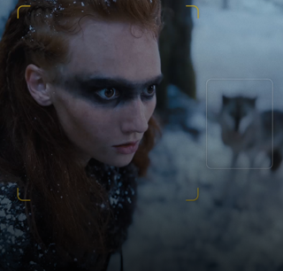 เฟรมหนึ่งจากโหมดภาพยนตร์ที่แสดงบุคคลหนึ่งอยู่ในโฟกัสในฉากหน้าโดยมีอีกหนึ่งตัวแบบอยู่ในฉากหลัง