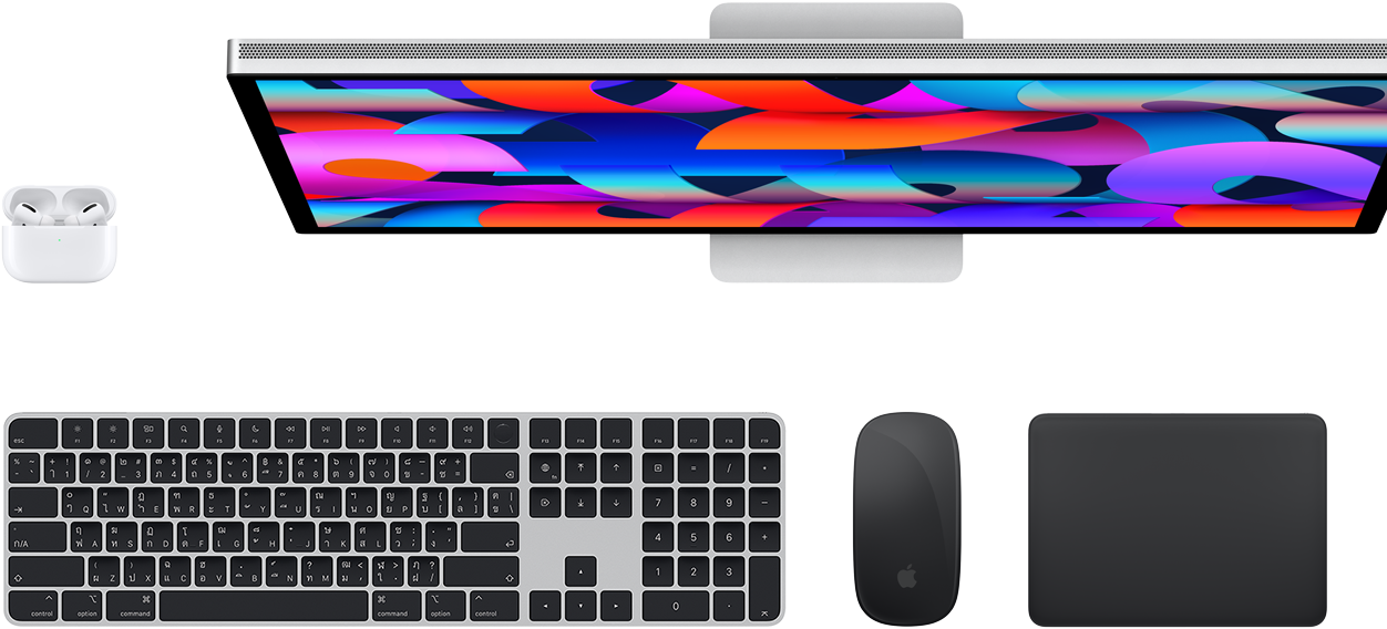 มุมมองด้านบนของ AirPods, Studio Display, Magic Keyboard, Magic Mouse และ Magic Trackpad
