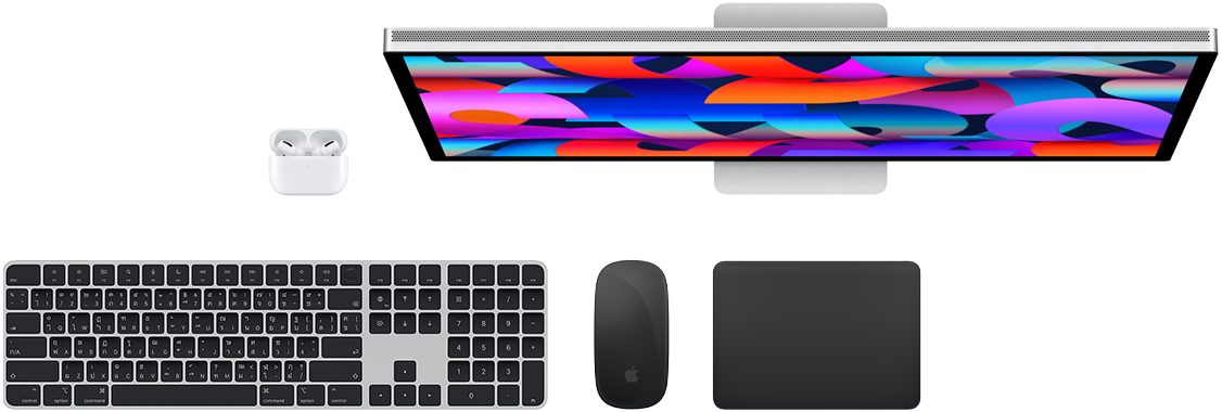 มุมมองด้านบนของ AirPods, Studio Display, Magic Keyboard, Magic Mouse และ Magic Trackpad
