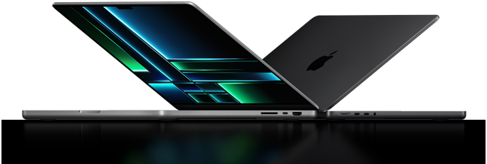 มุมมองด้านข้างของ MacBook Pro สองเครื่องที่เปิดกางอยู่ครึ่งหนึ่ง
