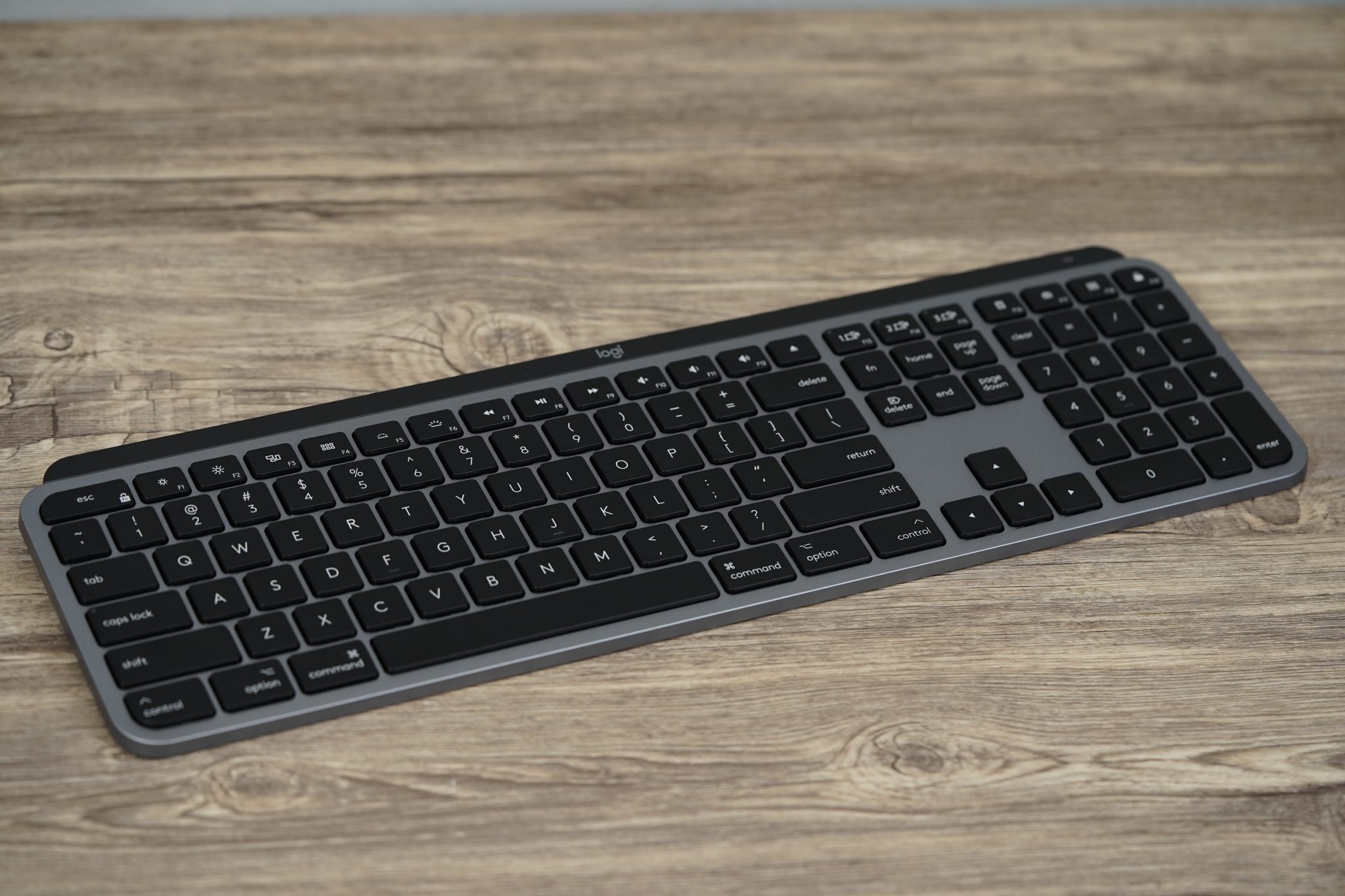 Universal Keyboard สุดคุ้ม ใช้ได้หลายอุปกรณ์ จาก Logitech - Studio7