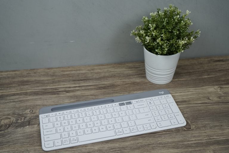 Universal Keyboard สุดคุ้ม ใช้ได้หลายอุปกรณ์ จาก Logitech - Studio7