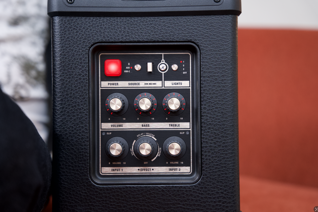 Marshall Bromley 150 พร้อมปุ่มหมุนปรับระดับเสียงและควบคุมการใช้งานบนตัวเครื่อง